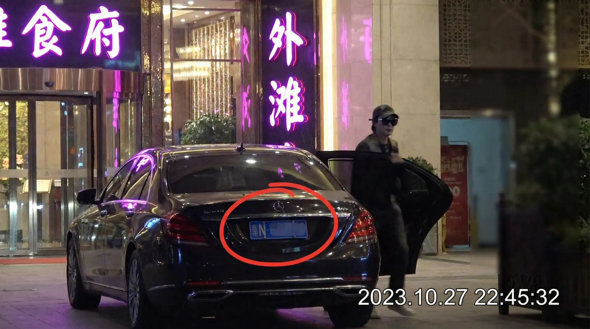 骚狐-潮流生活分享|独家热点|互动社区每日更新 - 豪车餐厅外偷拍