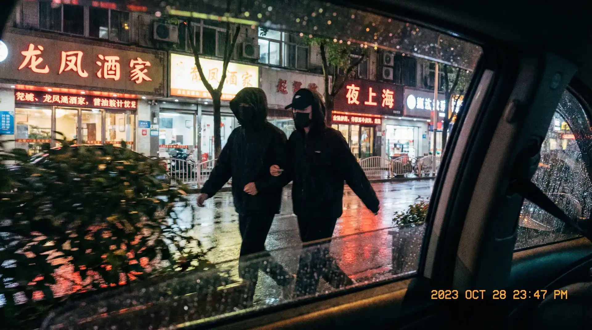 骚狐-潮流生活分享|独家热点|互动社区每日更新 - 顶流明星深夜密会现场抓拍照片